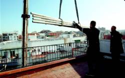  Trabajos de retirada de la antena de telefonía de la calle de Sant Joaquim, el pasado día 23. Foto:  RICARD CUGAT