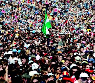 UnajovenenarbolaunabanderadeAndalucíaenmediodelgentíoreunidoenelparquedeCanZam.