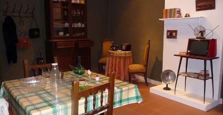 A l'exposició es recrea dues estances de la casa: el menjador i la cuina. No falten els mobles antics i els estris i aparells domèstics característics dels anys 50, 60 i 70.